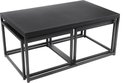 Trois tables basses noires imbriquées. Les deux plus petites tables sont glissées sous la plus grande table rectangulaire.