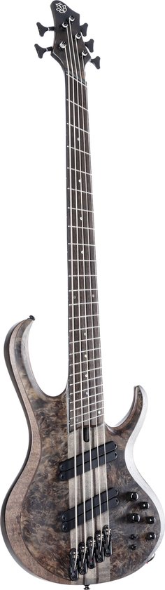 Donkere houten basgitaar met verticale nerf, schuin van voren gezien. Vijf snaren, zwarte hardware, knoppen en een zichtbare houtnerf.