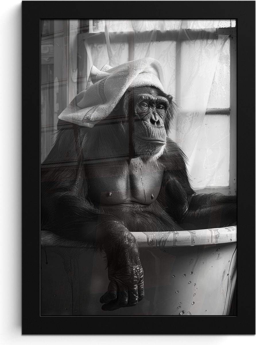 FrameYourWall Poster in lijst - Fotolijst 20x30 cm - Posters - Aap - Dier - Bad - Zwart - Wit - Humor - Posterlijst zwart - Wanddecoratie badkamer - Muurdecoratie WC - Decoratieve accessoires - Toilet muur decoratie Aap - WC