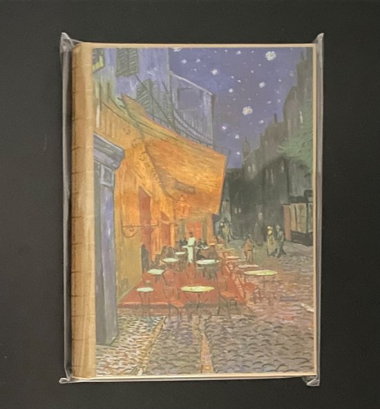 Hardcover notitieboek met 'Café-terras bij Nacht' van Vincent van Gogh erop.