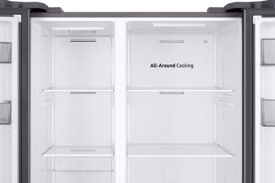 Open zilverkleurige Samsung Amerikaanse koelkast met lege schappen en laden. 'All-Around Cooling' tekst op de achterwand.