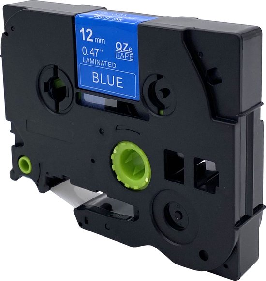 Zwarte cassette met blauwe labeltape, 12 mm breed, met witte tekst.