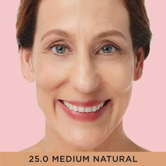 Glimlachende vrouw met medium natural foundation.
