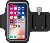 Zwarte sportarmband met een smartphone waarop het thuisscherm van iOS is te zien. Een sleutel is in de houder geplaatst.