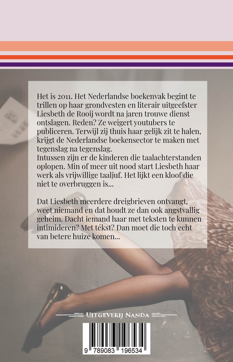 Boekomslag met tekst en een vrouw in panty en hakken, zittend op de rug. Zwart-wit foto.