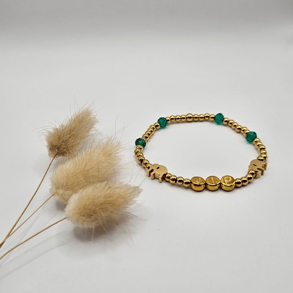 Katdootje - Gepersonaliseerde armband - Goudkleurig - Groene kralen - Olifanten bedels - Roestvrijstaal - Kies je eigen naam - Elastisch - Op maat gemaakt
