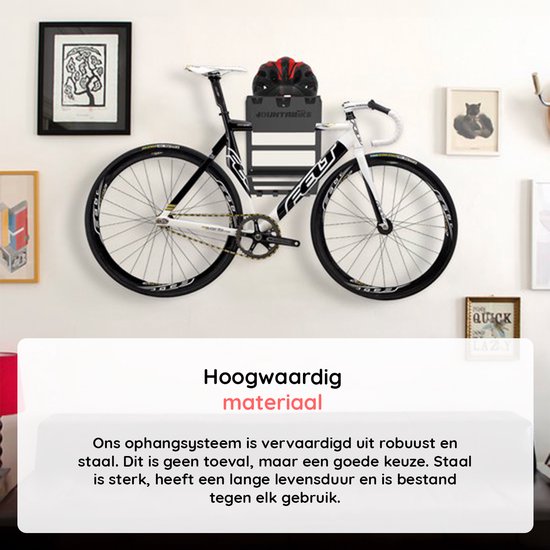 Hoogwaardig materiaal. Een fiets hangt aan een zwarte muurbeugel met een zwarte helm en helm.