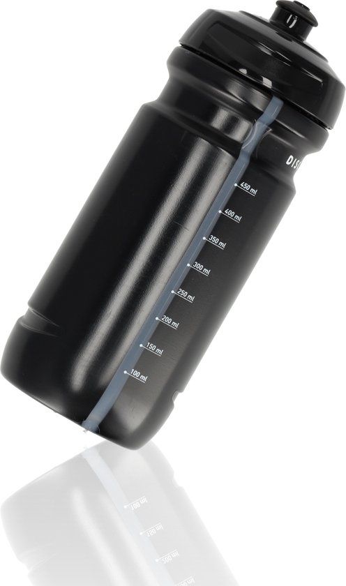 Zwarte sportfles van 600 ml met maatstreepjes (tot 450 ml), gedraaid op een witte achtergrond.