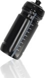 Zwarte sportfles van 600 ml met maatstreepjes (tot 450 ml), gedraaid op een witte achtergrond.