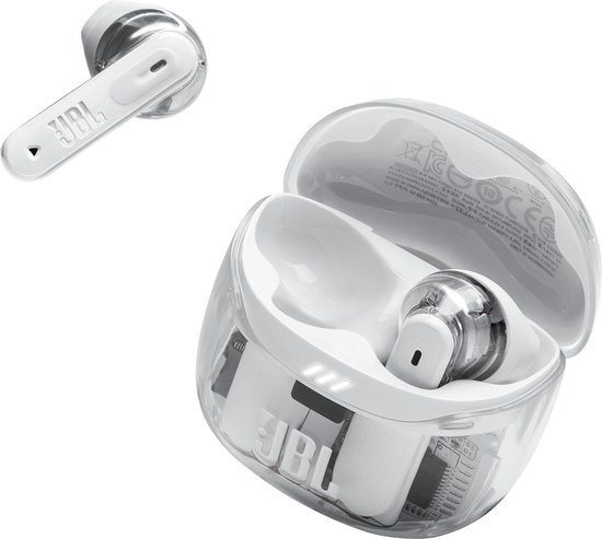 Een wit JBL Tune Flex 2 oordopje naast het open transparante oplaaddoosje met een oordopje erin.