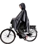 Vrouw op een fiets, draagt een zwarte regenponcho met capuchon.