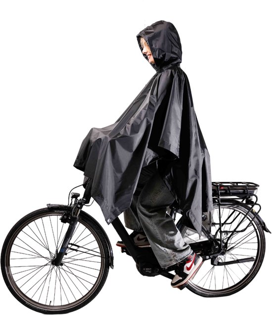 Vrouw op een fiets, draagt een zwarte regenponcho met capuchon.