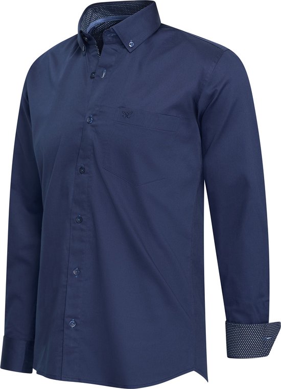 Donkerblauw slim fit overhemd met kraag, borstzak, knoopsluiting en subtiele print op de manchetten en kraag.
