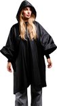 Model met blonde haren, draagt een zwarte poncho met capuchon.