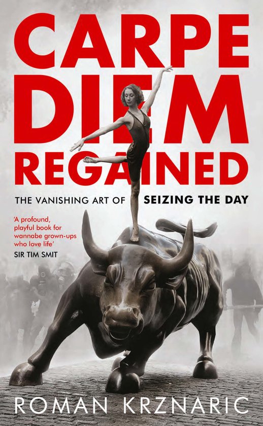 Boekomslag: "Carpe Diem Regained - The Vanishing Art of Seizing the Day" met een vrouw in balletkleding die op een stierenbeeld staat.