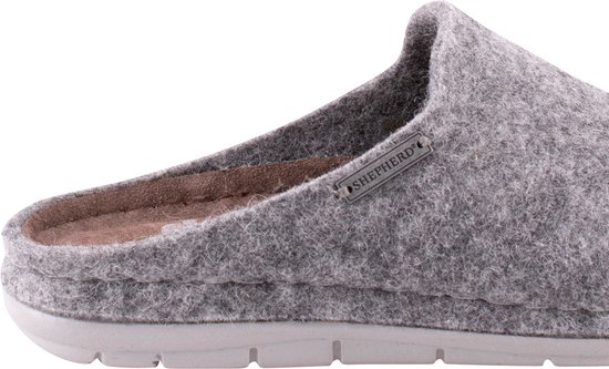 Dichtbij van een grijze Shepherd pantoffel met een Sheperd-logo aan de zijkant.