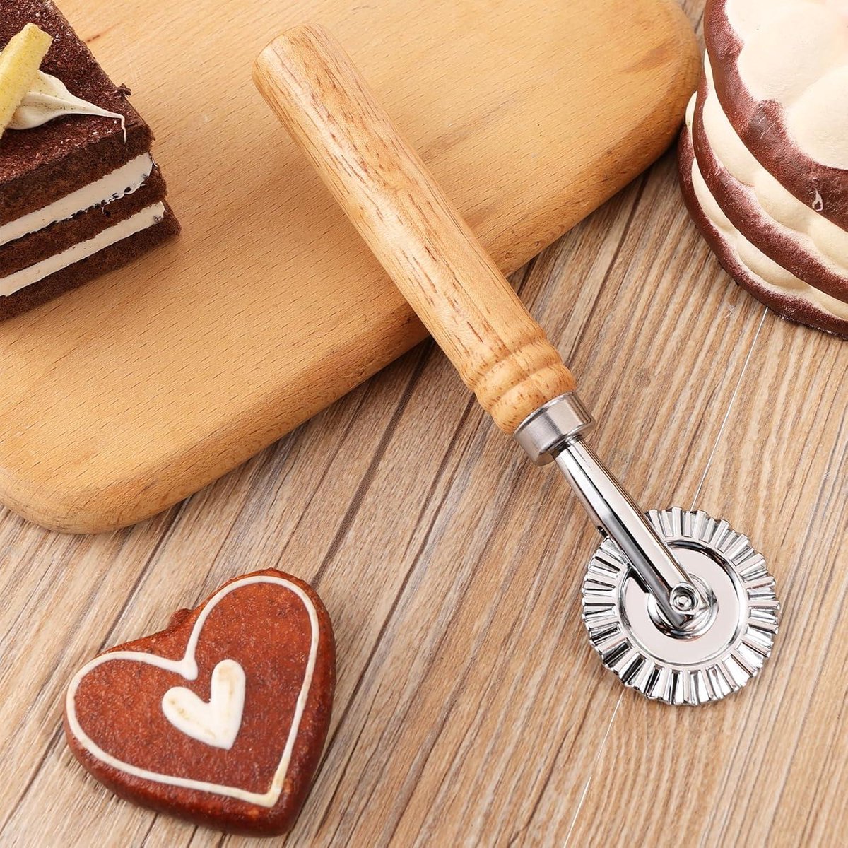 Deegsnijder met houten handvat - Blomsterberg - Koop online | KitchenLab Deegsnijder met houten handvat - Blomsterberg - Koop online | KitchenLab