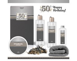 Geschenkset “50 Jaar Happy Birthday!” - 5 producten - 900 gram | Giftset voor hem - Luxe wellness cadeaubox - Cadeau man - Gefeliciteerd - Set Verjaardag - Geschenk jarige - Cadeaupakket vader - Vriend - Broer - Verjaardagscadeau - Zilver