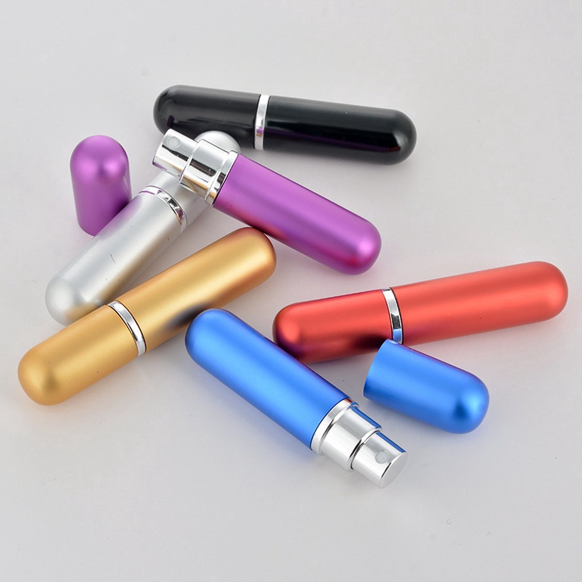 Goedkoopste WVspecials Parfum Verstuiver Navulbaar Goud - Mini Parfum Flesje - Reisflesje 65 Keer Spraybare Parfum Verstuiver - Hervulbaar Tasverstuiver voor Parfum - Meeneem Mini Geur Flesje voor op Reis - Lipstick Formaat Navulbaar Parfumflesje