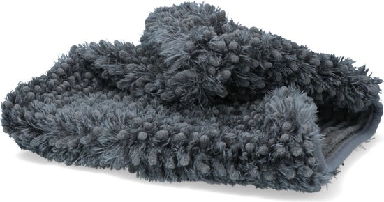 Een grijze, pluizige handdoek met een geribbelde textuur aan de binnenkant en kwastjes aan de randen.