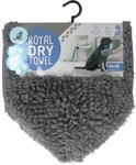 Een grijze, pluizige honden droogdoek met 'Royal Dry Towel' op de verpakking. Een zwarte labrador zit op de achtergrond.