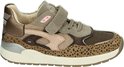 Bruine sneaker met panterprint, roze accenten en klittenbandsluiting. Met mesh en suède details.