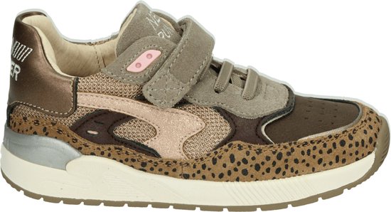 Bruine sneaker met panterprint, roze accenten en klittenbandsluiting. Met mesh en suède details.