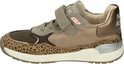Bruine sneaker met panterprint, roze accenten en klittenbandsluiting. Met mesh en suède details.