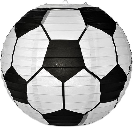 Een witte papieren lampion met een zwart-witte voetbalprint.