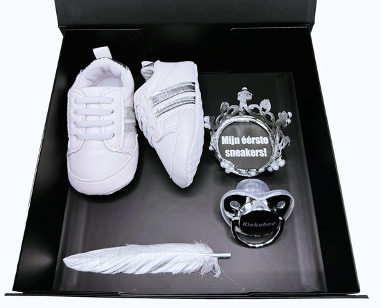 Foto: Baby eerste sneakerbox zilver kraamcadeau kraamkado gender reveal babysneakers diverse kleuren en maten kan ook rechtstreeks worden verstuurd