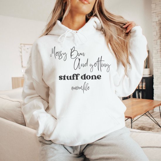 Foto: Dames hoodie messy bun and getting stuff done momlife wit maat m