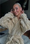 Beige badjas met capuchon van zacht fleece, close-up van een vrouw.