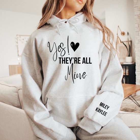 Lichtgrijze hoodie met de tekst "Yes! ❤️ THEY'RE ALL MINE" op de voorkant en "MILEY KAYLEE" op de mouw.