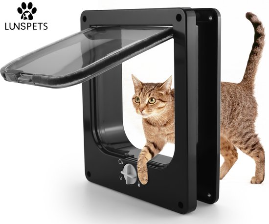 Zwart kattenluik met een bruin-gestreepte kat die erdoorheen loopt. Pootafdruklogo Lunspets.
