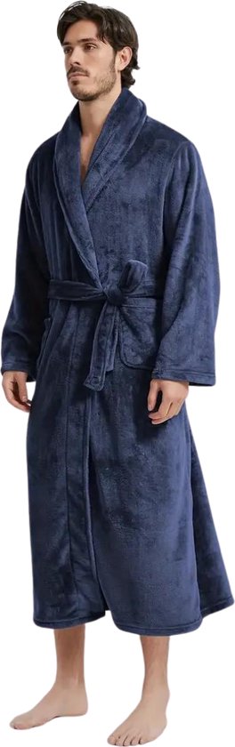 Peignoir bleu en polaire avec ceinture, porté par un homme.