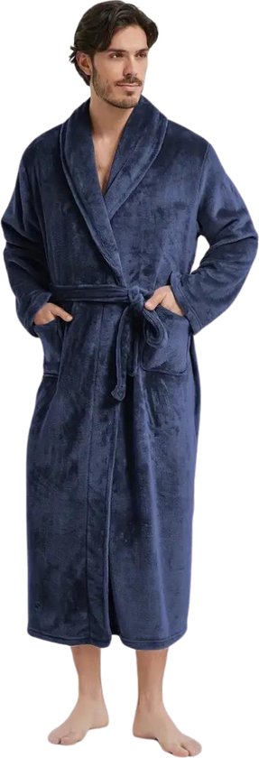 Peignoir bleu en polaire avec ceinture et poches, porté par un homme les mains dans les poches.
