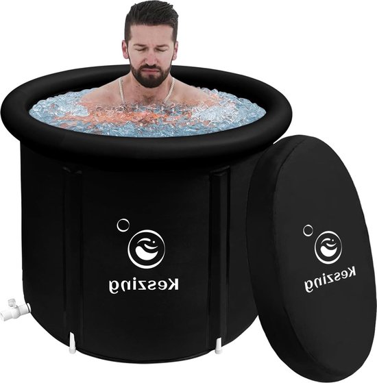 Man met baard in een zwarte, opblaasbare ijsbadkuip gevuld met water en ijs. Naast de kuip ligt een zwarte hoes.