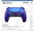 De verpakking van een DualSense controller in de kleur Chroma Indigo.