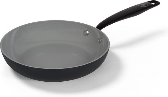 Grijze koekenpan met zwarte steel op een witte achtergrond.