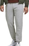 Lichtgrijze joggingbroek met witte sneakers, gedragen door een man met groene bomberjack.