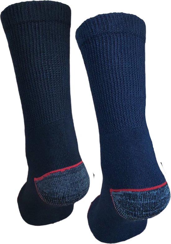 Twee donkerblauwe sokken met rode accenten op de versterkte hiel en teen.