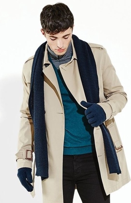 Man met beige trenchcoat, blauwe sjaal, gebreide trui en handschoenen.