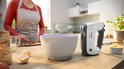 Witte Bosch ErgoMixx handmixer van 750W in gebruik in een keuken, met slagroom in de kom.