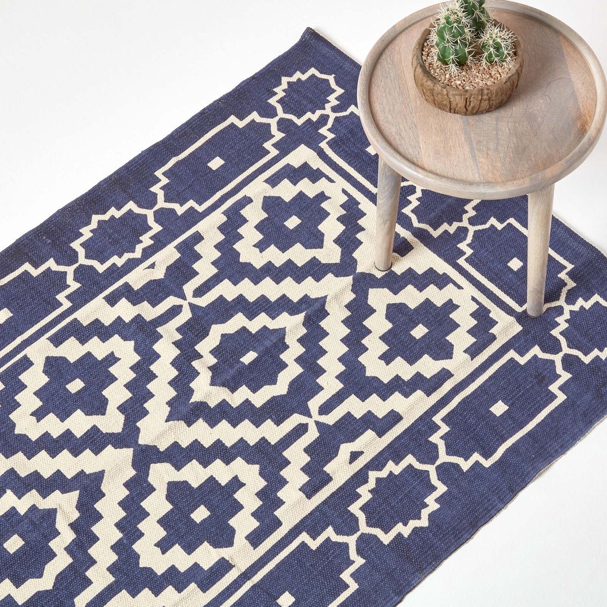 Homescapes Halmstad katoenen vloerkleed met geometrisch patroon in blauw en wit, 120 x 170 cm