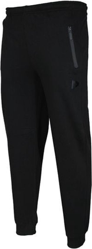 Zijkant van een zwarte joggingbroek met een ritsvak en een klein zwart logo.