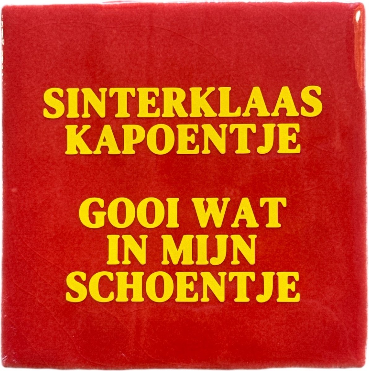 Hippe tegeltje met tekst: Sinterklaas kapoentje, Gooi wat in mijn schoentje | Rood | Geel | Sinterklaas cadeau | Hippe Spreuktegel | Decoratie Sinterklaas | Sint en Piet | 5 december | Huisdecoratie Sint