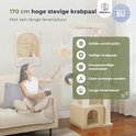 Een beige krabpaal met een vrouw die een kat vasthoudt, met tekst over "solide constructie" en "hoge kwaliteit materialen".