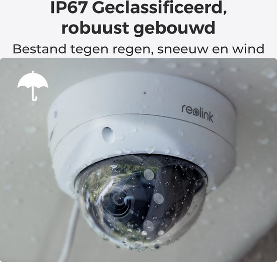 Witte Reolink dome beveiligingscamera met waterdruppels, wat IP67 waterbestendigheid aangeeft.