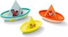 Drie stoffen speelgoedbootjes: blauw met beer, geel met vogel, oranje met vos.