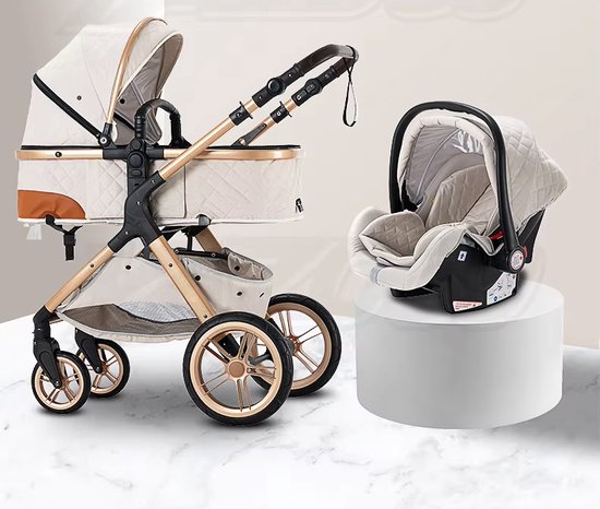 Wit en goudkleurige kinderwagen met bijpassende draagzak ernaast, gepresenteerd op een marmeren ondergrond.